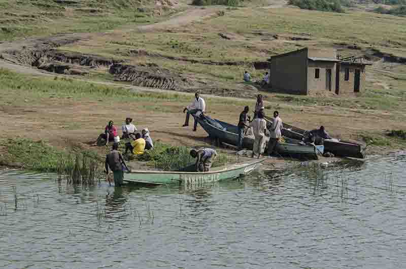 63 - Uganda - lago Bunyonyi - gente trabajando